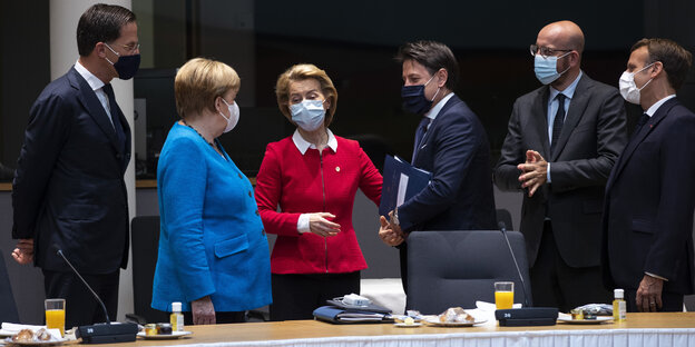 Mark Rutte steht neben Angela Merkel. Neben ihr sind von der Leyen, Giuseppe Conte, Charles Michel und Emmanuel Macron