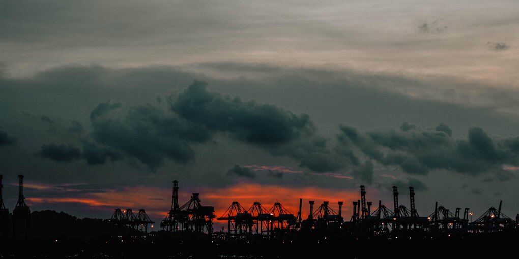 Der Abendhimmel über einem Hafen