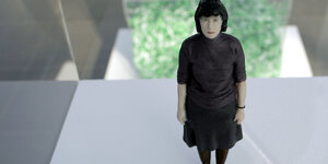 Miniatur-3-D-Druck der Künstlerin in dunkler Kleidung