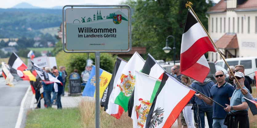 Ein Fahnenmeer inklusive Deutsches Reich-Flagge.