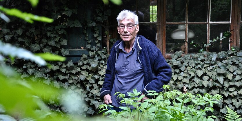 Günther Hamker steht vor seiner Hütte.