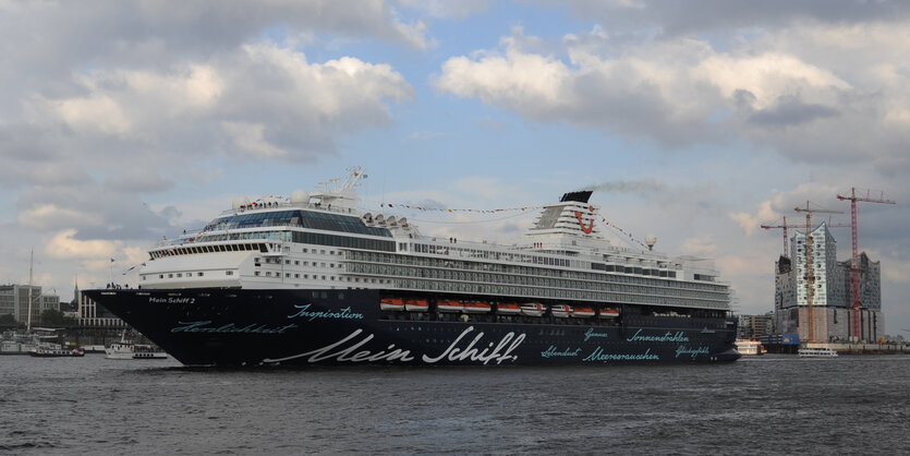 Das Kreuzfahrtschiff "Mein Schiff 2" läuft 2011 in Hamburg zu seiner Tauffahrt aus.