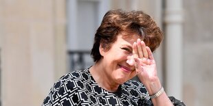 Bachelot winkt