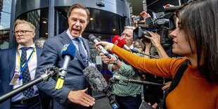 Mark Rutte im Gespräch mit einer Journalistin