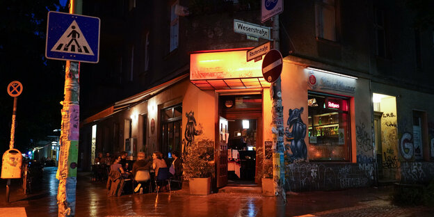 Nachtschwärmer sitzen vor einer Bar im Kneipenviertel der Weserstraße in Berlin-Neukölln. Bars und Restaurants haben wieder ohne Sperrstunde geöffnet.