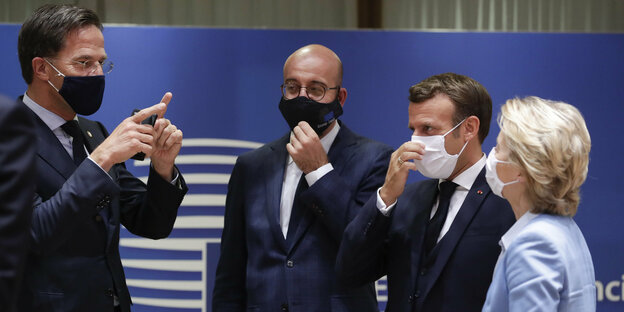 Mark Rutte steht mit Charles Michel, Macron und von der Leyen im Kreis