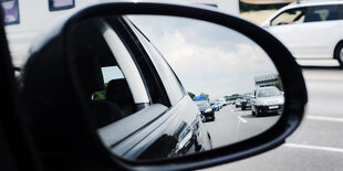 Stau auf der Autobahn im Rückspiegel