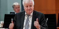 Horst Seehofer in einer Sitzung mit zwei getsreckten Daumen