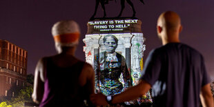 Harriet Tubman wird auf die Statue des Generalkonföderierten Robert E. Lee in Richmond, Virginia, USA, projiziert mit dem Schriftzug "Slavery is the next thing to hell"