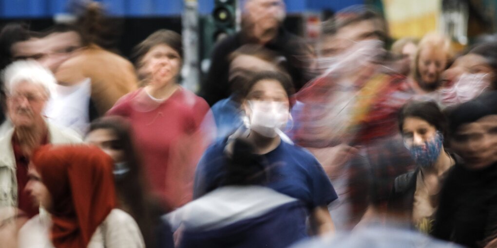 Menschen in einer Fußgängerzone, Farben sind verwischt