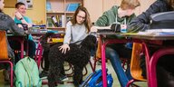 Ein schwarzer Königspudel ist mit im Klassenzimmer einer Thüringer Gemeinschaftsschule
