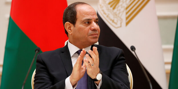 Abdel Fattah al-Sisi, der Präsident von Äygypten, klatscht. Er ist ein Mann mittleren Alters mit wenigen Haren auf dem Kopf