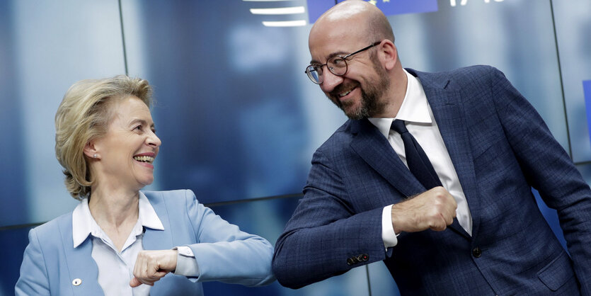 Ursula von der Leyen, Präsidentin der Europäischen Kommission, und Charles Michel, Präsident des Europäischen Rates, stoßen sich an den Ellbogen, nachdem sie zum Abschluss des EU-Gipfels jeweils eine Rede gehalten haben.