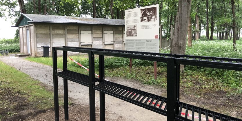 Gerüste für Plakate in KZ-Gedenkstätte Neuengamme