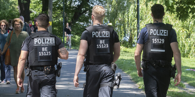 Polizeibeamte gehen am Vatertag Streife im Treptower Park.