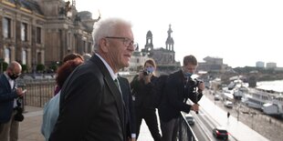 Winfried Kretschmann steht auf der Brühlschen Terrasse in Dresden