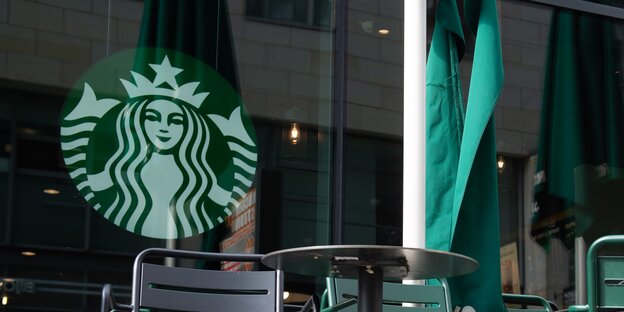 Starbucks-Logo an der Scheibe