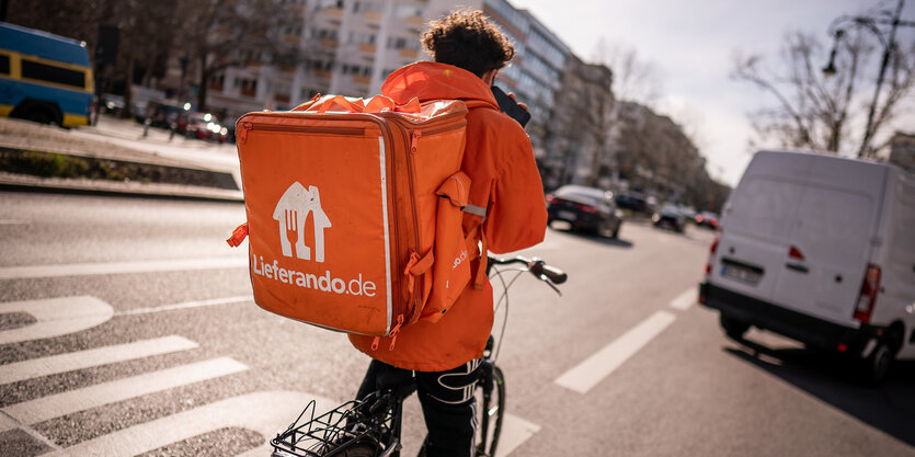 Ein Fahrradkurier von Liederando von hinten