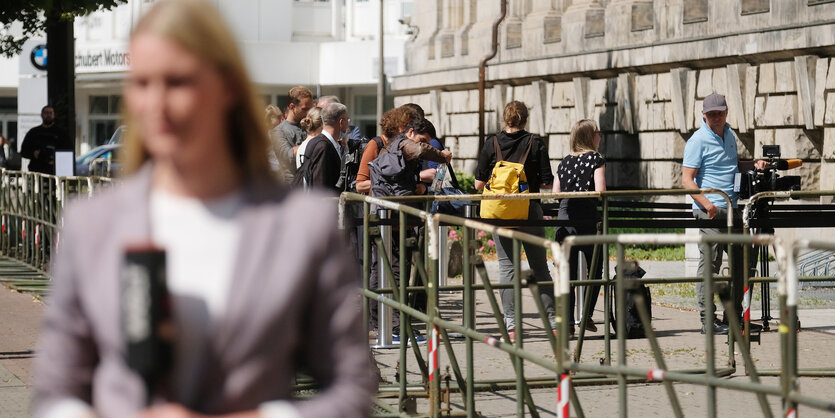 Medienvertreter vor dem Gerichtsgebäude