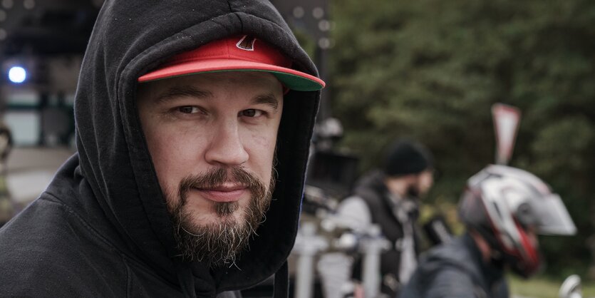 Christian Alvart mit Hoodie und Basecap