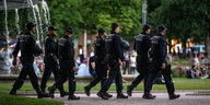 Polizisten patrouillieren über den Schlossplatz.