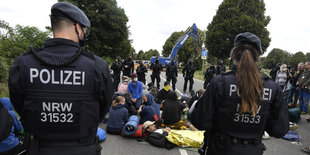 Demonstranten blockieren die Straße L277, um deren Abriss zu verhindern.