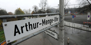 Straßenschild mit der Aufschrift Arthur-Menge-Ufer