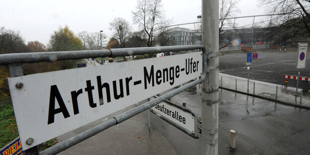 Straßenschild mit der Aufschrift Arthur-Menge-Ufer