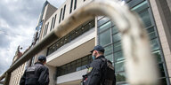 Der Angeklagte im Prozess zum Terroranschlag in Halle hält eine Hnd vors Gesicht