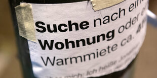 "Suche Wohnung" steht auf einem Aushang an einer Laterne.