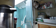 Kaffee, Snacks und Hygieneartikel stehen im Innenraum des vom Sozialdienst katholischer Frauen e.V. betriebenen Duschmobils für obdachlose Frauen bereit