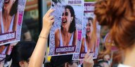 Frauen halten ein Plakat von Pinar Gültekin hoch