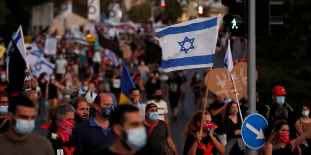 Viele Menschen mit Israel-Fahnen auf einer Straße