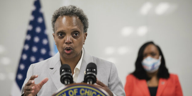 Chicagos schwarze Bürgermeisterin steht an einem Rednerpult