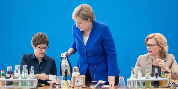 Angela Merkel, Bundeskanzlerin und CDU-Bundesvorsitzende, schenkt in der CDU-Parteizentrale, dem Konrad-Adenauer-Haus, zu Beginn der Sitzung des CDU-Vorstands Kaffee an Annegret Kramp-Karrenbauer (l), CDU-Generalsekretärin, und Julia Klöckner (r, CDU), Bu