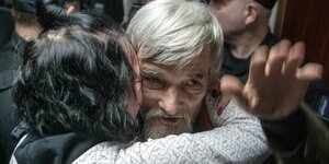 Juri Dmitrijew wird von einer jungen Frau umarmt