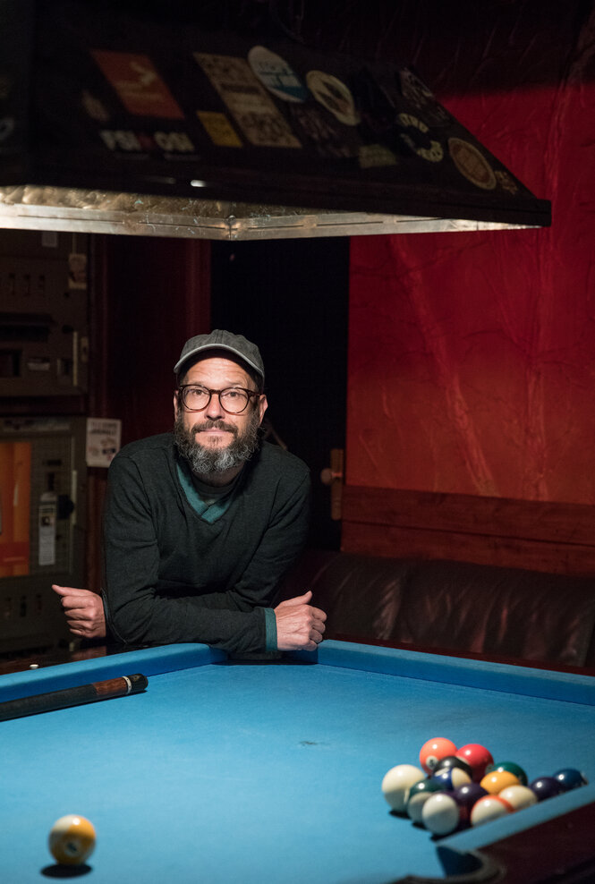 Martin Kaltenmaier, der Besitzer vom Tomsky Bar in Prenzlauer Berg, steht für ein Porträt an einem Billardtisch