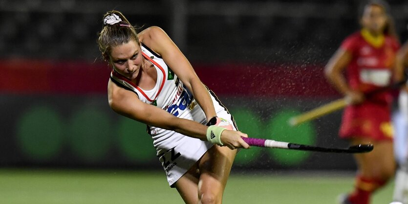 Hockeyspielerin Cécile Piper in Aktion auf dem Spielfeld