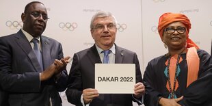 Macky Sall, Thomas Bach und Soham El Wardini posieren fürs Foto