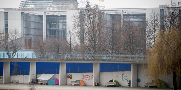 Zelte von Obdachlosen Personen stehen am 09.02.2017 in Berlin an der Spree im Regierungsviertel