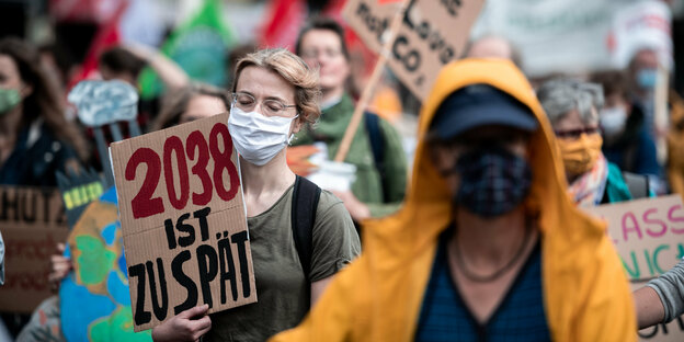 Eine Teilnehmerin der Demonstration hält ein Schild auf dem «2038 ist zu spät» steht.
