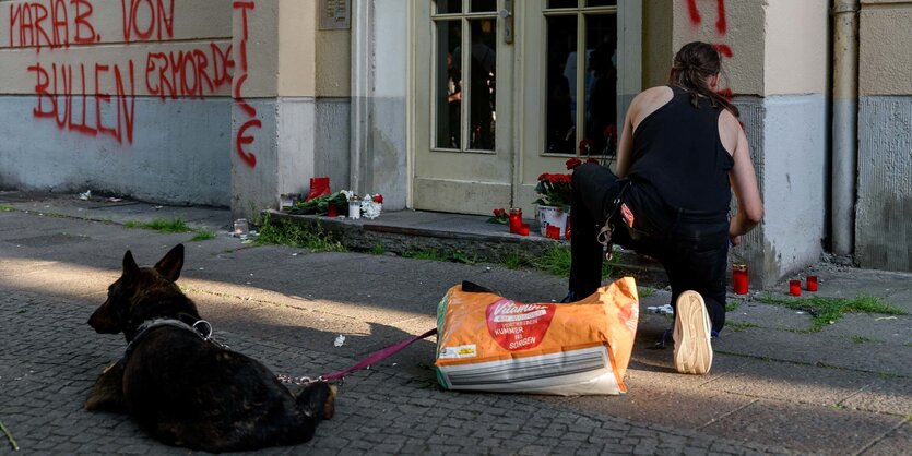 In Friedrichshein sind Blumen und Kerzen niedergelegt worden und auf die Wände "Maria B. von Bullen ermordet, No Justice, No Peace".