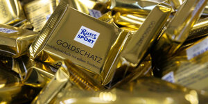 In Goldpapier verpackte Ritter Sport Schokolade