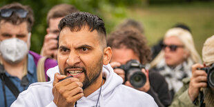 Mit hassverzerrtem Gesicht schreit Attila Hildmann in einen Lautsprecher