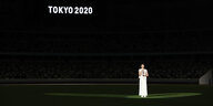 Schwimmerin aus Japan spricht bei einer Zeremonie, weißes Kleid, große Bühne