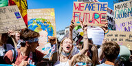 Nordrhein-Westfalen, Aachen: Zahlreiche junge Teilnehmer nehmen an der Klimademonstration Fridays for Future teil.
