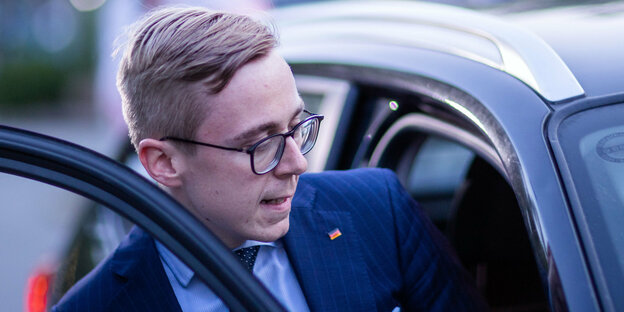 Der CDU-Politiker Philipp Amthor steigt in ein Auto