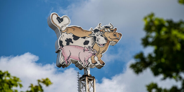 Rheda-Wiedenbrück: Das Logo der Firma Tönnies, in Form von einem Bullen, einer Kuh und einem Schwein, dreht sich auf dem Dach des Firmenkomplexes. Beim Fleischverarbeiter Tönnies in Rheda-Wiedenbrück sind bei routinemäßigen Kontrollen 30 Mitarbeiter posit