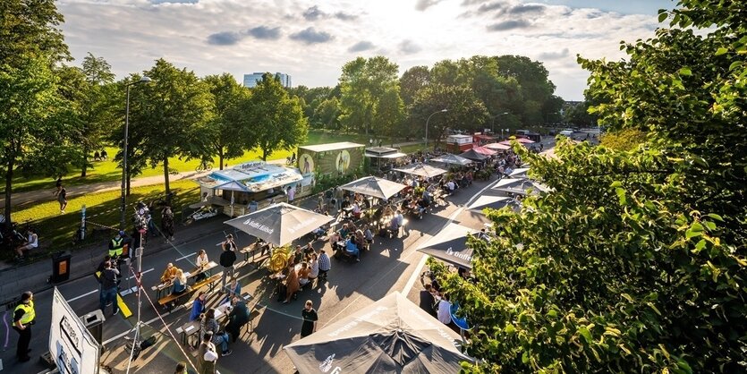 Luftaufnahme des Pop-up-Biergarten auf einem gesperrten Straßenabschnittes am Eröffnungstag.