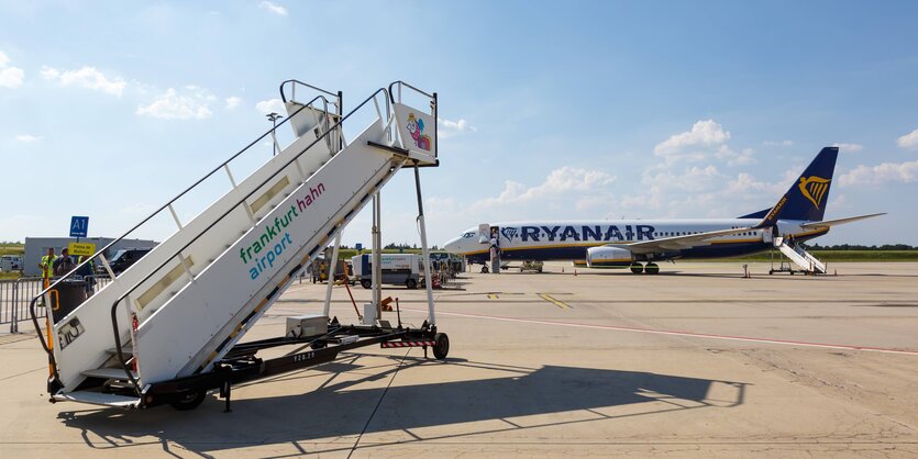 Ein Flugzeug und steht auf der Landebahn